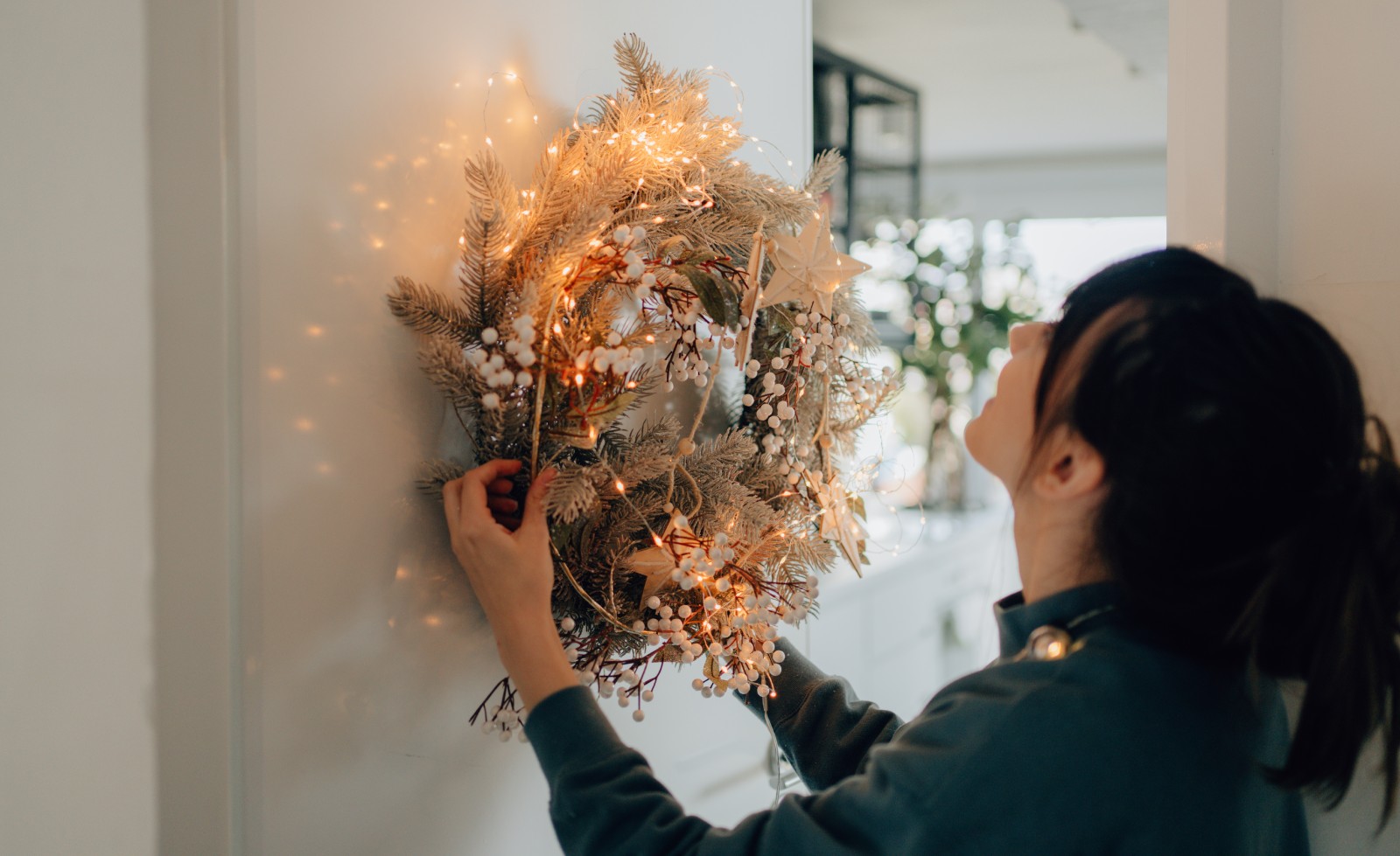 Cómo la iluminación influye en los colores de tu hogar